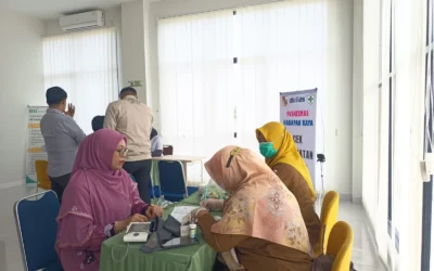 Dukung Program Pemerintah, IKTA dan Puskesmas Harapan Raya Gelar Pemeriksaan Kesehatan bagi Civitas Akademika